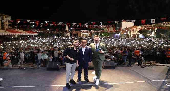 Ekin Uzunlar ve Bilal Sonses hayranlarını coşturdu