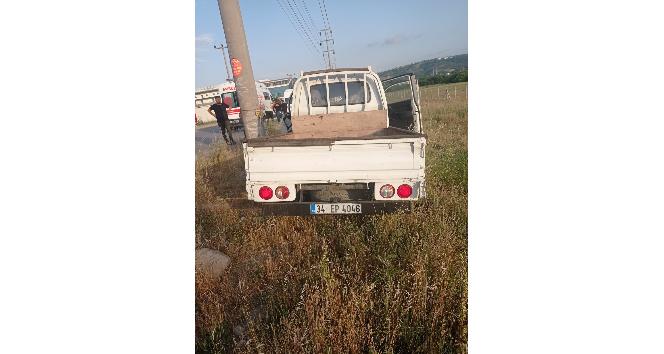 Elektrik direğine çarpan kamyonetin sürücüsü yaralandı