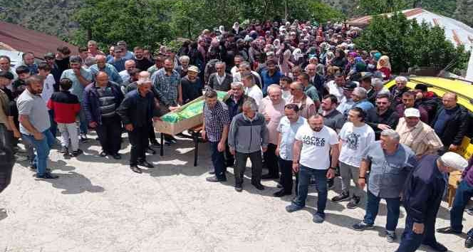 Oğlunun mezuniyetine gidemedi