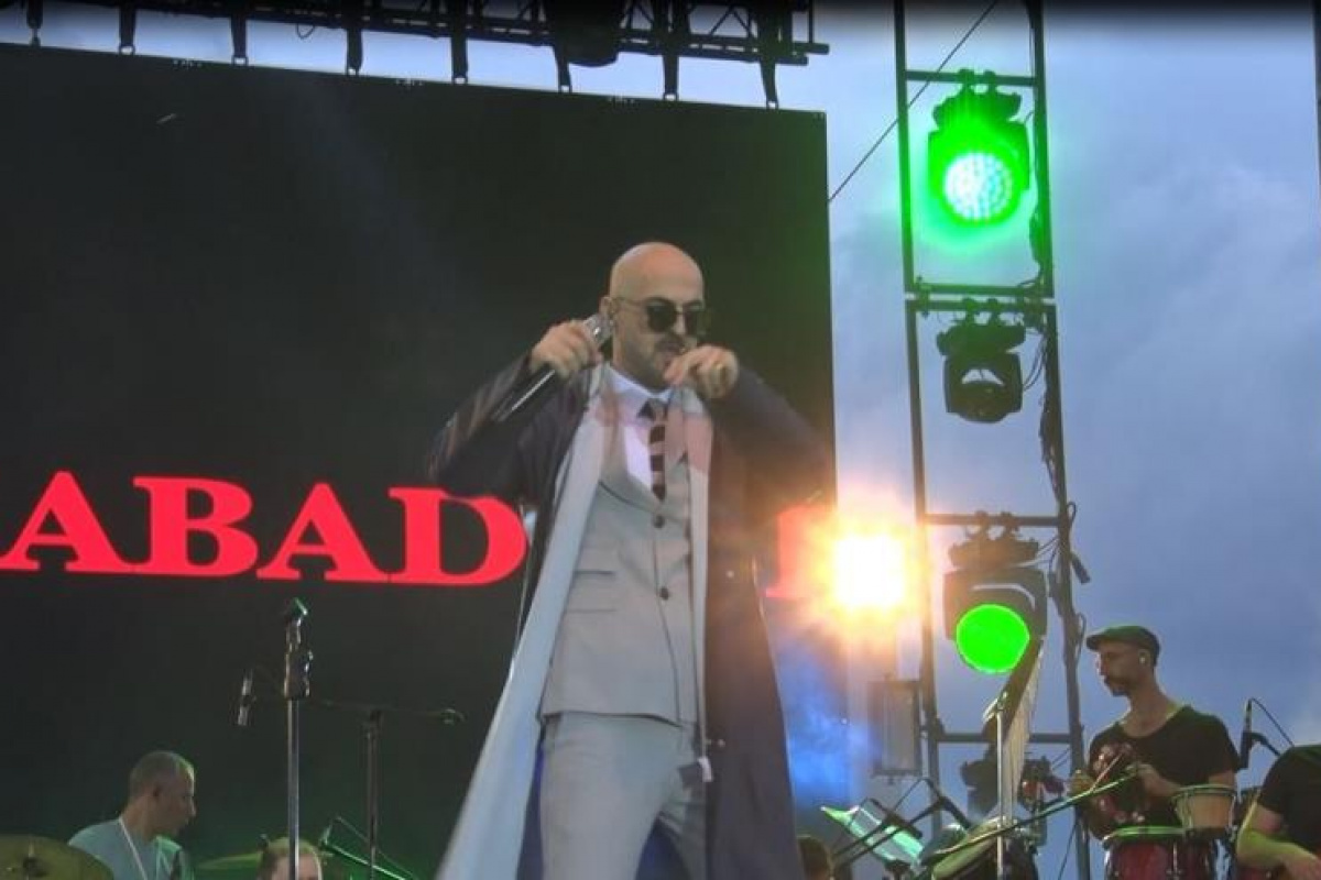 Ünlü sanatçı Soner Sarıkabadayı, Başkent Millet Bahçesi’nde sahne aldı