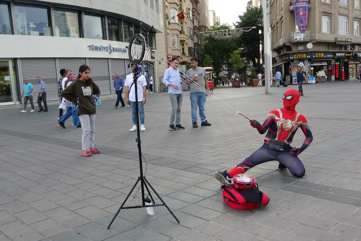 Taksim Meydanı&#039;nda Örümcek Adam gösterisi