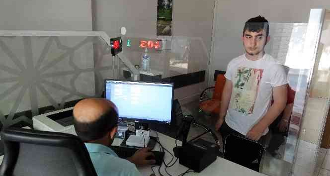 Kimliğini kaybeden öğrenciler nüfus müdürlüğünün yolunu tuttu