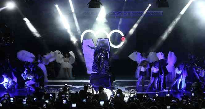 Tabuttan çıkıp 5 bin kişiyi coşturdu