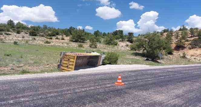 Karaman’da freni boşalan mucur yüklü kamyon devrildi: 1 yaralı