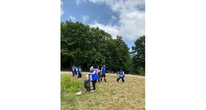 Reisler Göleti çevresinden 12 torba çöp topladılar