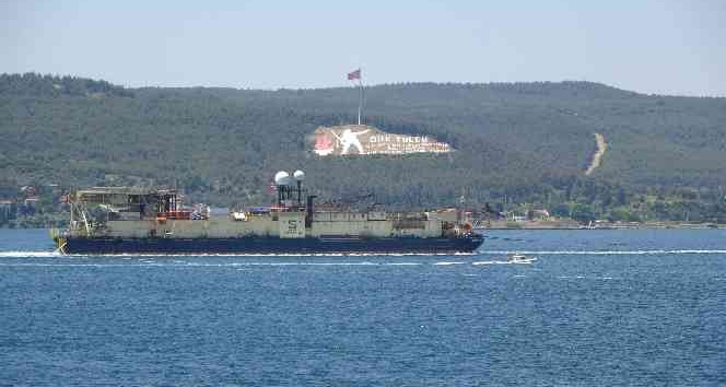 Karadeniz’de bulunan doğalgazın taşınması için sığ denizlere boru serpecek olan ‘Castoro 10’ isimli gemi Çanakkale Boğazı’ndan geçti