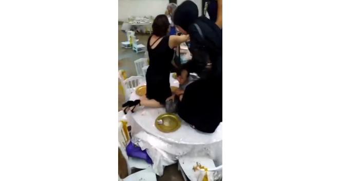 Sele düğünde yakalandılar, masaların üzerine çıkarak kurtuldular