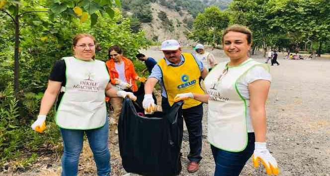 Çevre gönüllüleri mesire alanında çöp topladı