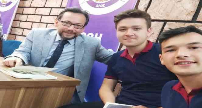 28 yıl önce mezun olduğu okulda yazdığı kitaplarını imzaladı