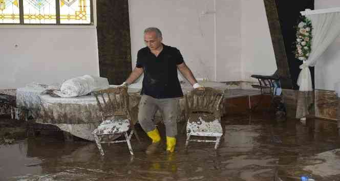 Düğün salonu, çamur salonuna döndü