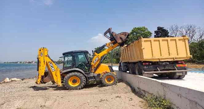 Çiftlikköy sahili temizleniyor