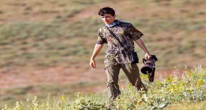 Türkiye’yi dolaşarak çocuklara sapanla kuş vurmak yerine, gözlemlemeyi öğretiyor