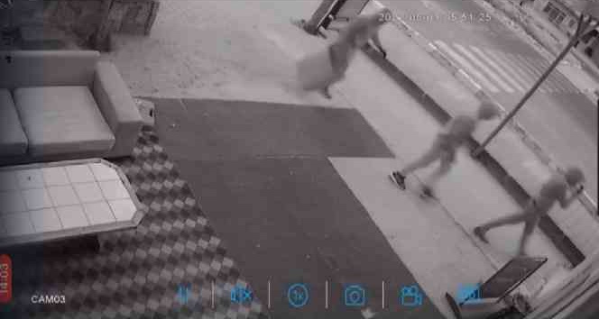 45 dakika boyunca hırsızlık yaptılar, kameraya el sallayarak oynadılar