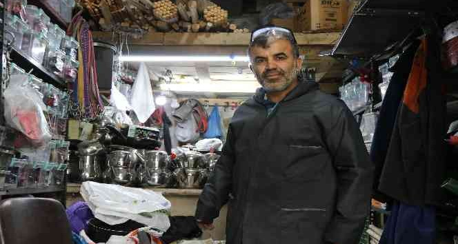 16 metrekare dükkanında mesleğini yaşatmaya çalışıyor