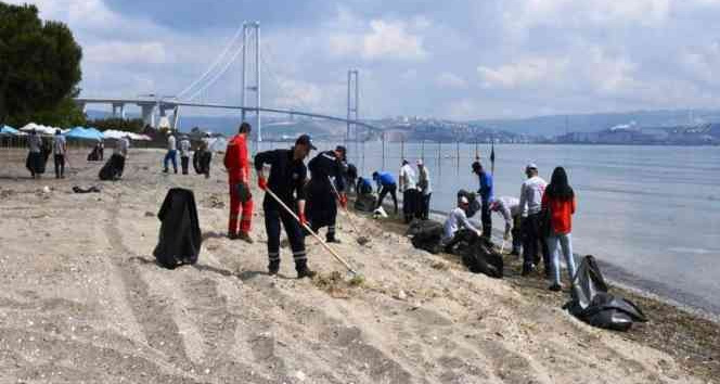 Altınova Hersek Plajı’nda çevre temizliği seferberliği