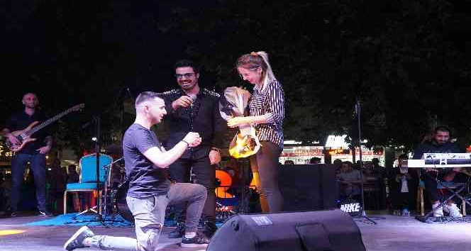 Konserde evlilik teklifi yaptı