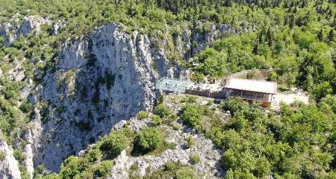 Kanyon üzerindeki cam terası ile tanınan 3 bin nüfuslu ilçeyi 300 bin kişi ziyaret edecek