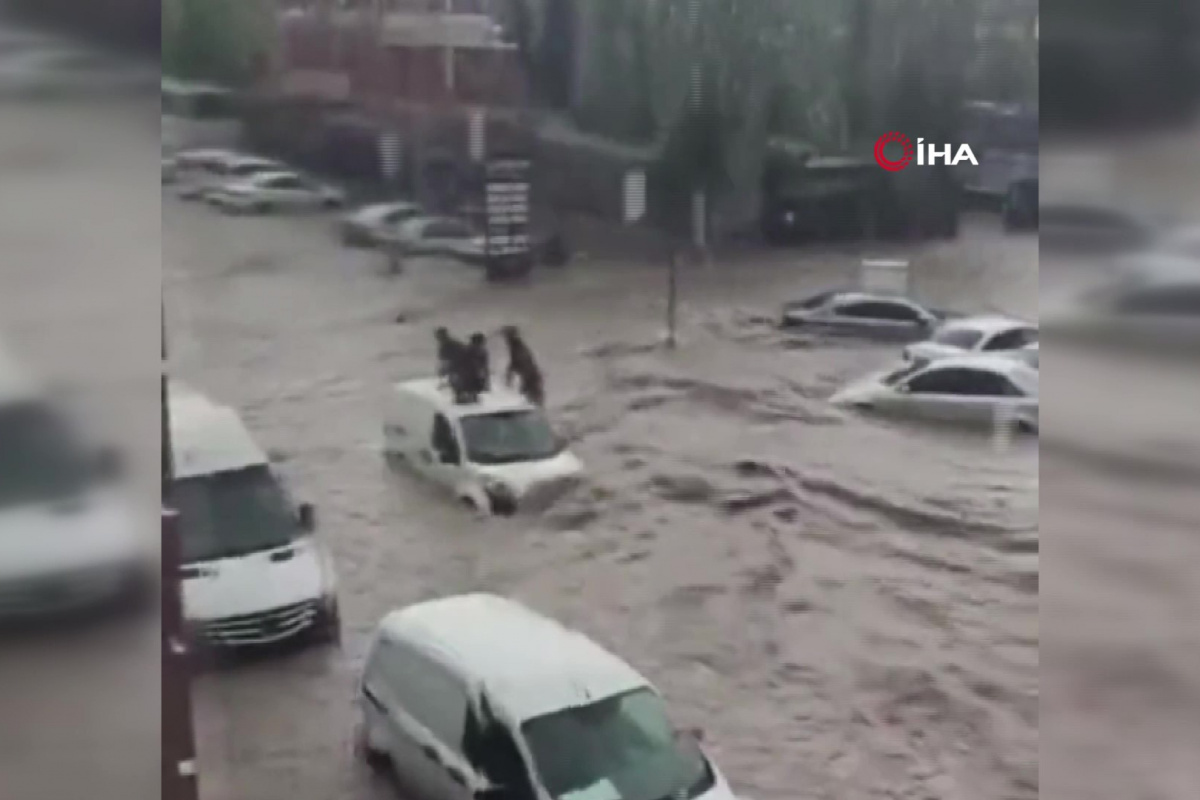 Başkent'te sağanak yağmur sonrası sokaklar göle döndü