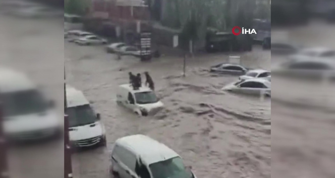 Başkentte sağanak yağmur sonrası sokaklar göle döndü