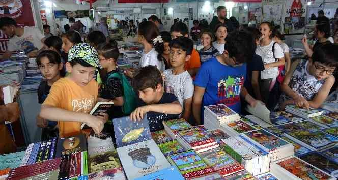 Kitap fuarına 7’sinden 70’ine yoğun ilgi