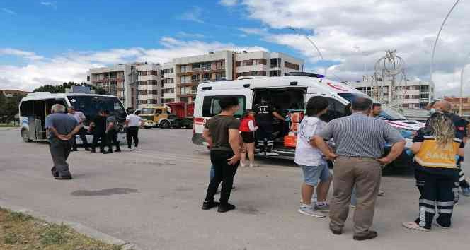 Minibüs ile kamyonet çarpıştı: 8 yaralı