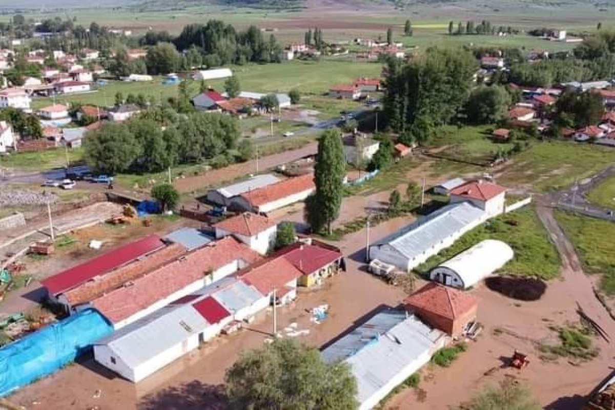 Dere taştı, ev ve ahırları sel suları bastı