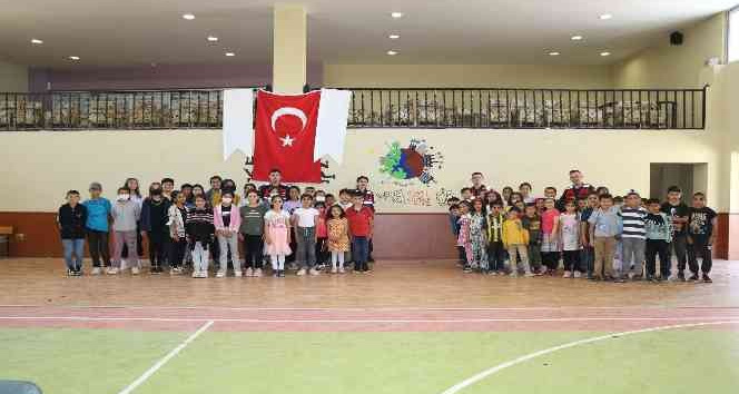 Jandarma ekipleri, öğrencilerle çevre bilinci için fidan dikti