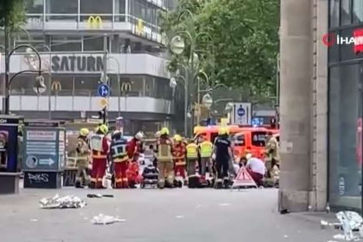 Berlin&#039;de bir araç kalabalığın arasına daldı!