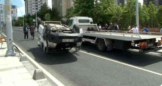 Dağıtıma çıkan kargo aracı kaza yaptı, kargolar yola savruldu