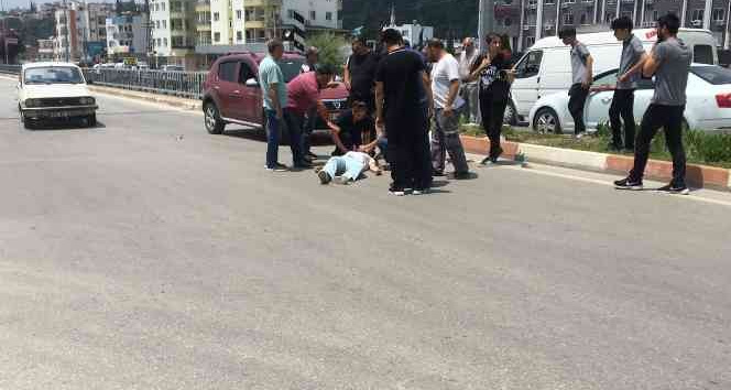 Yolun karşısına geçmek isteyen öğrenciye otomobil çarptı