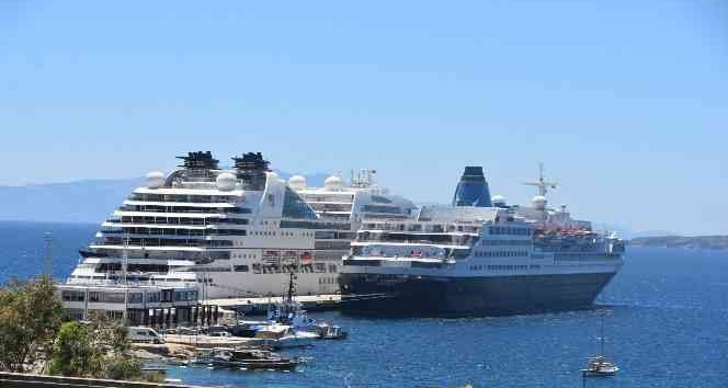 İki dev yolcu gemisi Bodrum’a geldi