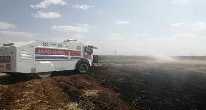 Mardin’de tarladaki yangına TOMA ile müdahale