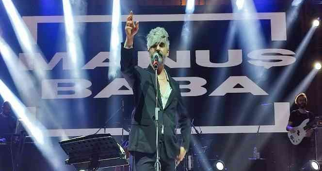 Ünlü şarkıcı Manuş Baba şarkılarıyla Safranboluları coşturdu