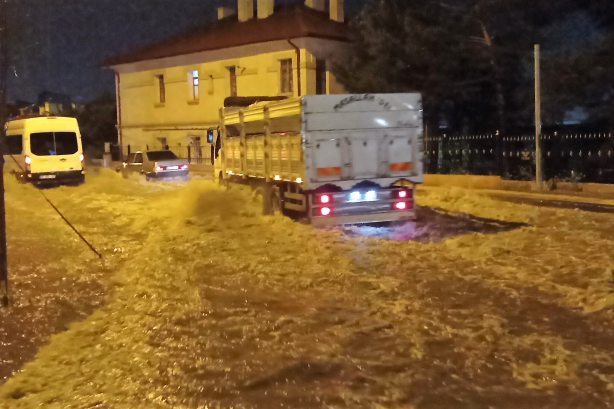 Sivas’ta sağanak yağış su baskınlarına neden oldu