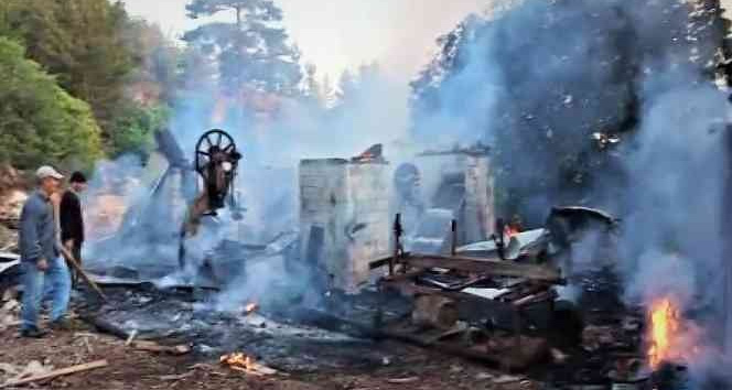 Marangoz atölyesinde çıkan yangın bitişikteki eve sıçradı
