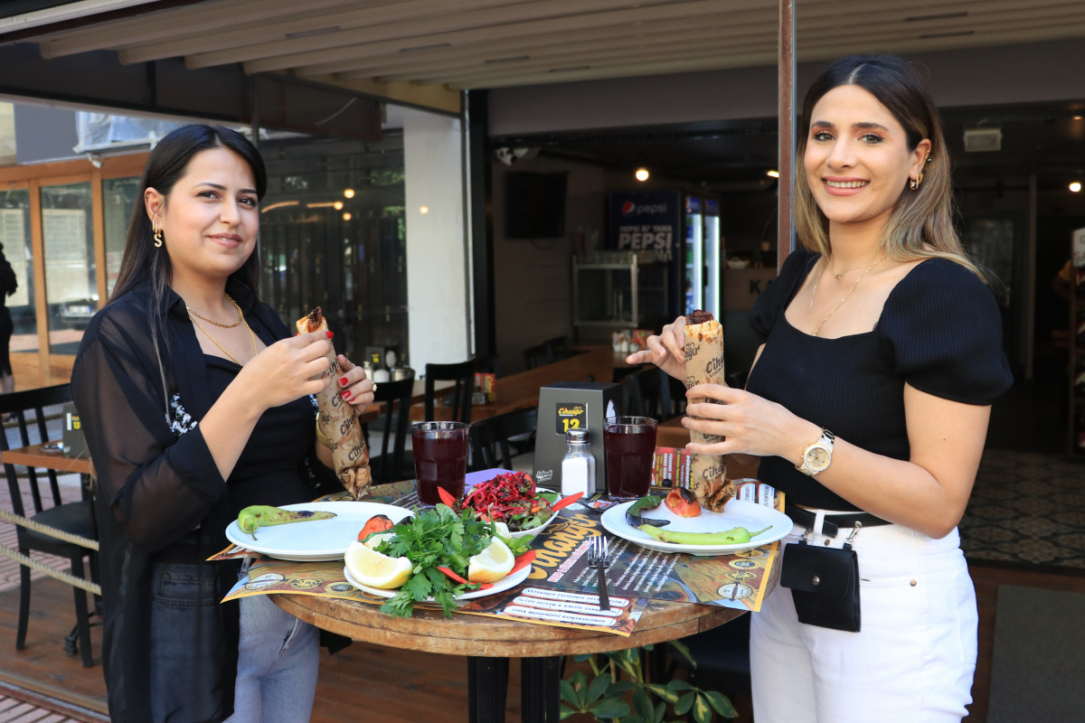 Eski usul Adana Kebabı yeniden yapıp satmaya başladı