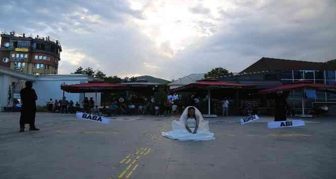 Kadına yönelik şiddeti sokak performansı ile protesto ettiler