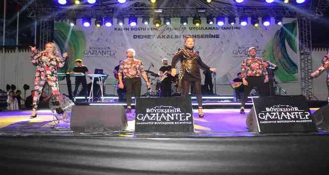 Demet Akalın Gazianteplileri coşturdu