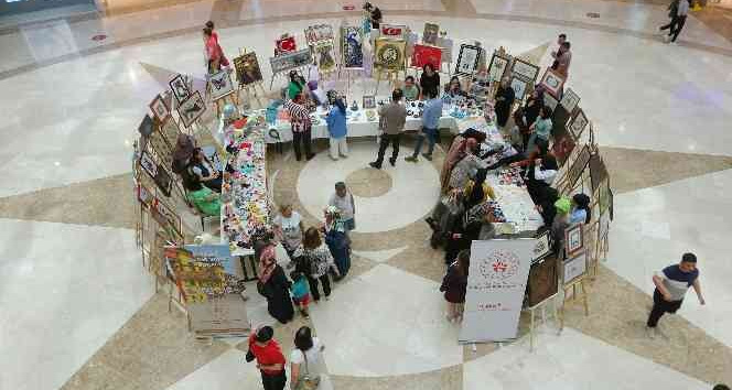 Üniversite öğrencileri el emeği göz nuru eserlerini sergiledi