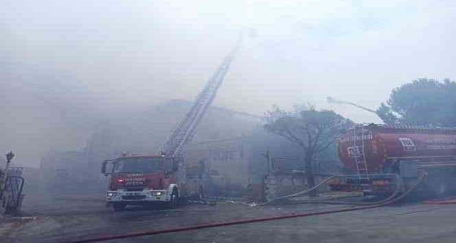 Menemen’de deri fabrikasında yangın