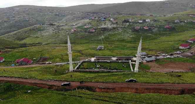 Üstü açık camide 561 yıldır çimen üzerinde Cuma namazı kılınıyor