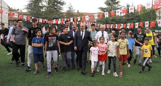 Keçiören Belediyesi’nden meslek lisesine halı saha