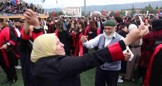 Mezuniyet töreninde gençlere taş çıkarttı