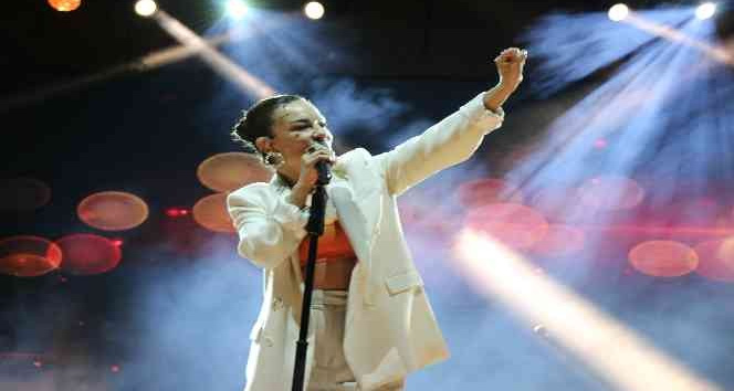 Ünlü şarkıcı Fatma Turgut Safranbolu’da sahne aldı