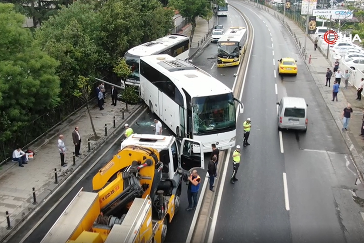 Üsküdar&#039;da İETT otobüsü ile iki tur otobüsü çarpıştı!