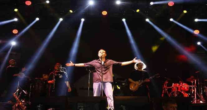 Oğuzhan Koç sevenlerine unutulmaz bir gece yaşattı