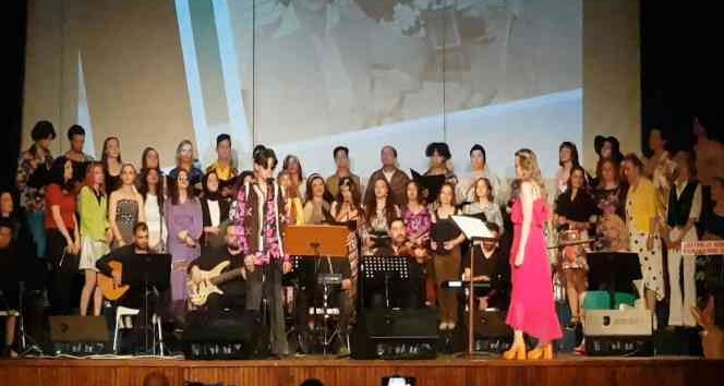 Eskişehir TOKİ Şehit İkram Cirit Anadolu Lisesi’nin ‘Unutulmayan Şarkılar’ konseri ilgi gördü