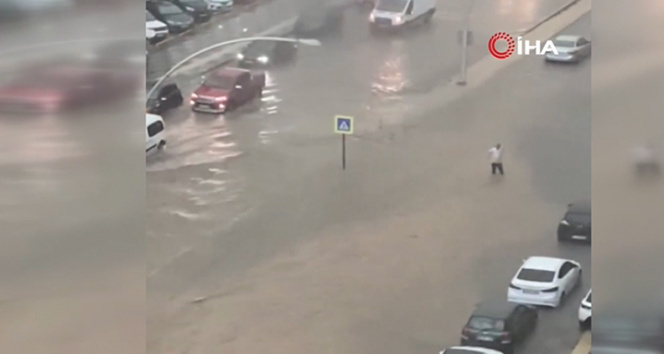 Ankarada sağanak yağış ve fırtına hayatı felç etti