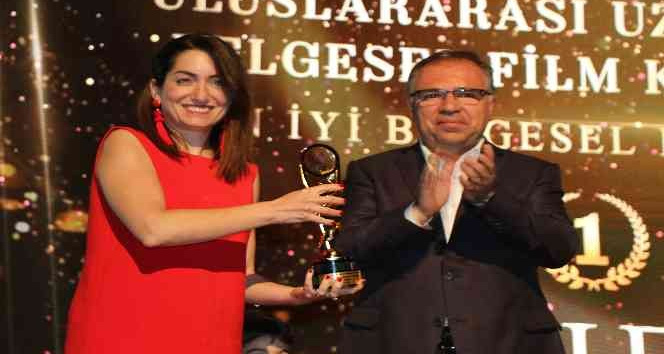 Yaşam öyküsünü anlattığı “Bekleyiş” en iyi belgesel film ödülü aldı