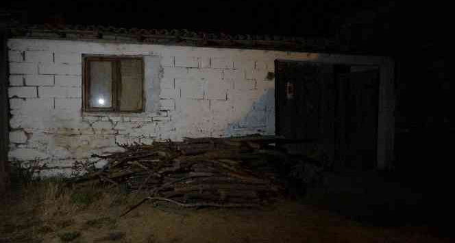 Çanakkale’de cinnet geçiren şahıs annesini ve babasını öldürdü